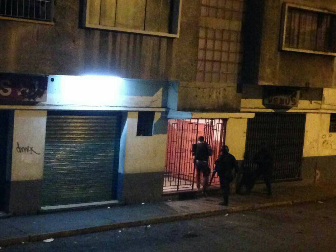 Cuerpos de in-seguridad vuelven a amedrentar a vecinos de La Candelaria e ingresan en edificios (Fotos)