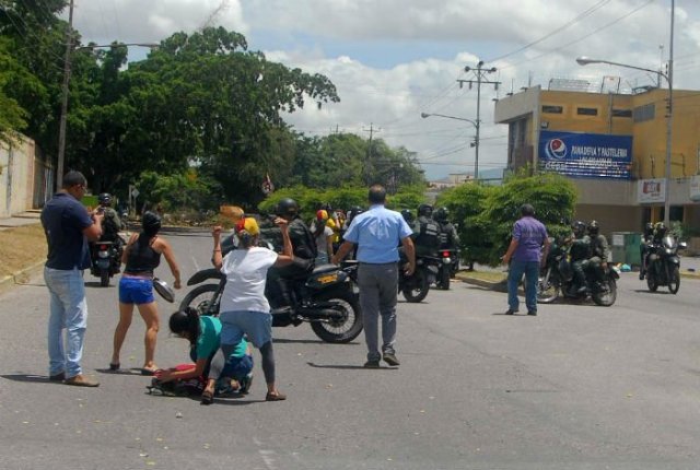 Reprimen a los manifestantes que se encontraban realizando barricadas en Barquisimeto. Foto: @SpazianiG 