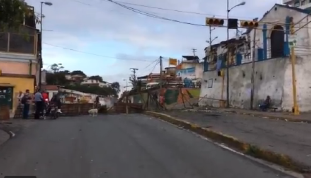 Entrada al pueblo de El Hatillo cerrada por barricadas / Foto: Captura de video 