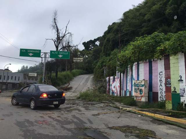 Barricadas desde El Hatillo hasta El Cafetal / Fotos: @verocarballo7 