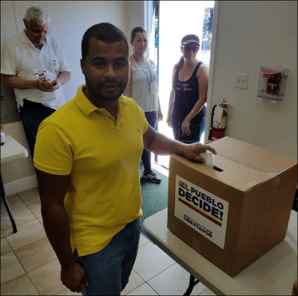 El concejal del municipio Mariño del estado Aragua, Emer Álvarez ejerciendo su derecho al voto