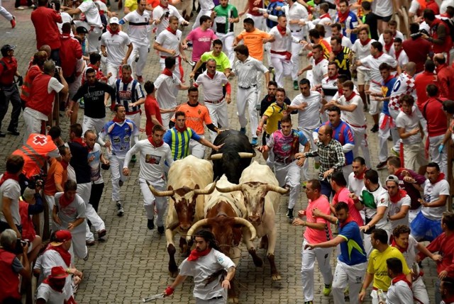 Cada año, miles de pamploneses y de visitantes, vestidos de pies a cabeza del tradicional color blanco inmaculado con pañuelo rojo al cuello abarrotan las calles de Pamplona para celebrar la semana de festividades en honor de San Fermín. LA PRENSA/AP