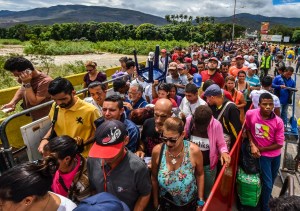 Migración Colombia aclara que venezolanos cruzan frontera para comprar y no para quedarse