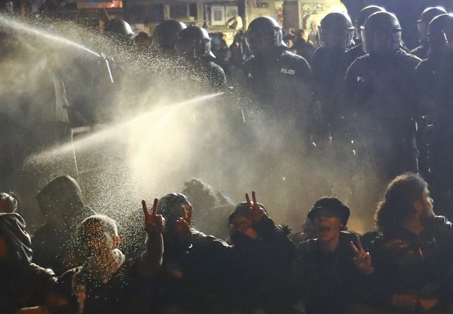 La policía alemana usa gas lacrimógeno en Hamburgo, Alemania. REUTERS/Kai Pfaffenbach