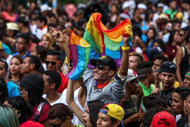 Con banderas de arcoiris, música y mucho fervor la comunidad LGBTI celebró su día en Caracas (+fotos)