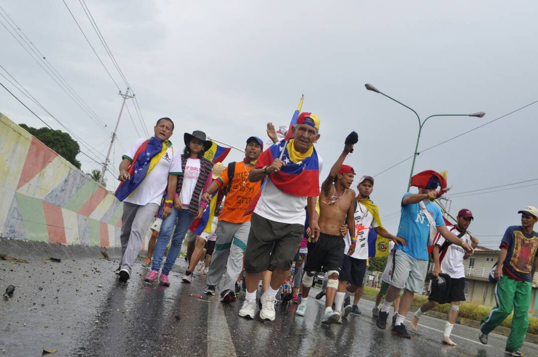 Jóvenes que marchan desde Táchira se despiden de Carabobo