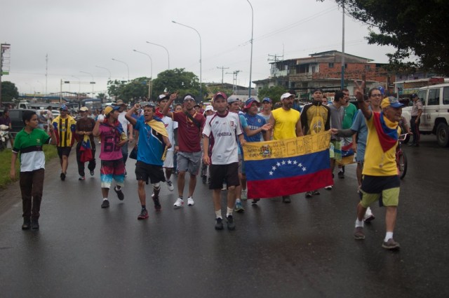Los jovenes que caminaban desde San Cristobal hacia Caracas  (9)