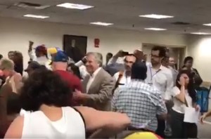 Almagro se acercó a punto soberano en Washington DC para saludar a venezolanos (videos)