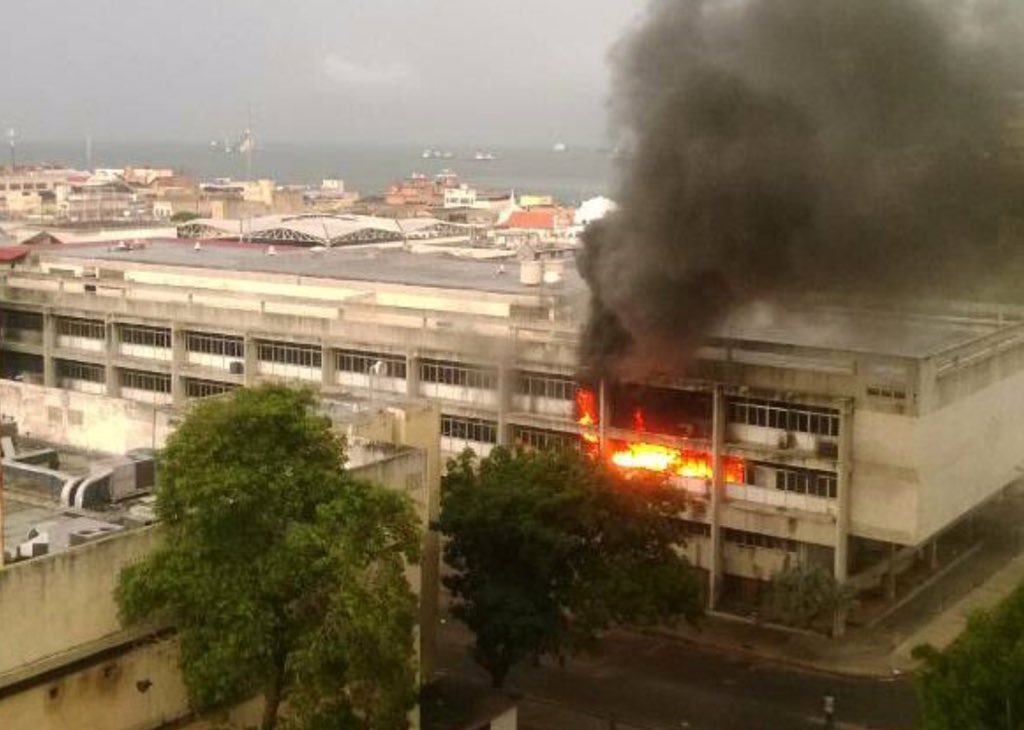 Fiscalía investiga muerte de una persona durante incendio de sede del Inavi en Zulia