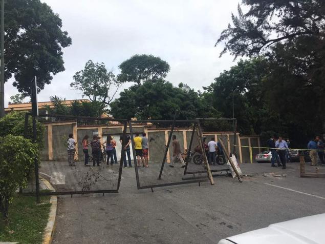 Grandes barricadas impiden el paso en Macaracuay / Foto: ? @infomacaracuay