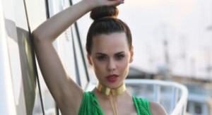 Esta sexy animadora modela sus propios trajes de baño y luce increíble (Foto)