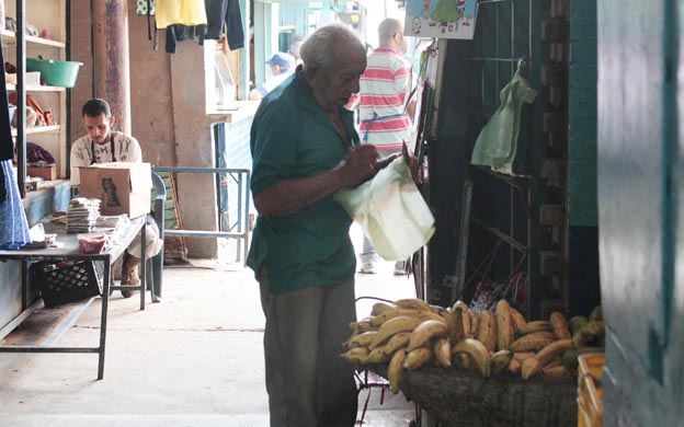 Zulianos hacen mercado para el paro de 48 horas / Foto: La Verdad