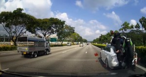 Dos motorizados salen despedidos en un aparatoso accidente (Video fuerte)