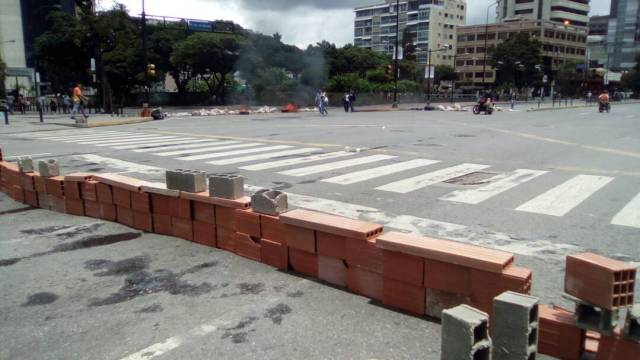 Muro de bloques colocado en la avenida Francisco de Miranda en Altamira / Foto: Unidad Venezuela