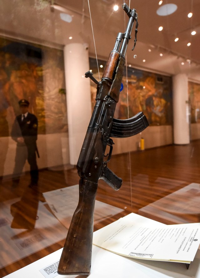 An AK-47 assault rifle of the type used by the leftist guerrillas and paramilitary grous is on display during the opening of Colombia's General Prosecutor's Office museum in Bogota, on July 7, 2017. The museum was inaugurated within the framework of the 25th anniversary of the General Prosecutor's Office and aims to bring to the public to objects seized in judicial processes in the country. / AFP PHOTO / Raul Arboleda
