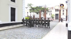 Palacio Federal rodeado por la GNB, coronel Lugo impide paso a trabajadores y periodistas