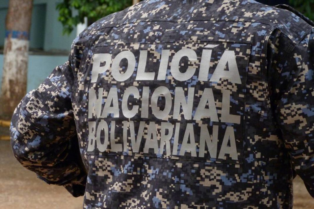 PNB dispara contra residencias Parque Los Caobos luego de que construyeran una barricada