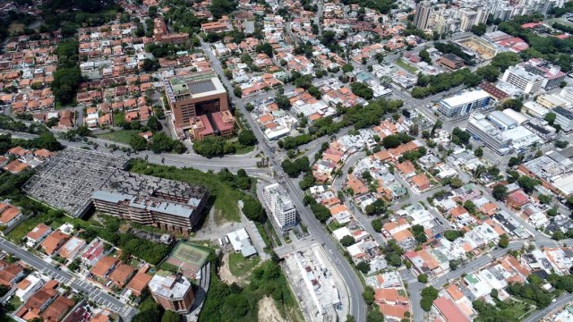 Vista aérea del semáforo de La Trinidad y edificio Procter & Gamble jueves 27 de julio de 2017 durante el paro nacional a las 12:30 pm