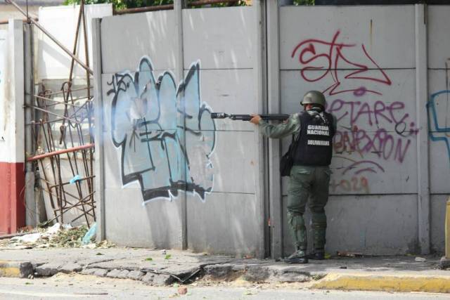 Funcionarios de la GNB reprimen a manifestantes en Bello Monte. Foto; Lapatilla/ Régulo Gómez 