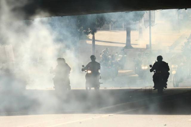 Reprimen a manifestantes a la altura de El Rosal. Foto: Will Jiménez 