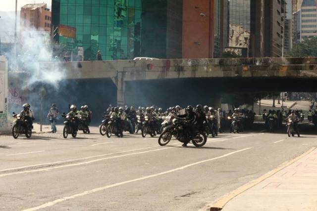 Reprimen a manifestantes a la altura de El Rosal. Foto: Will Jiménez