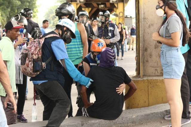 Reprimen a manifestantes a la altura de El Rosal. Foto: Will Jiménez