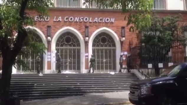 Plan República retira pancartas de un centro de votación en Las Palmas