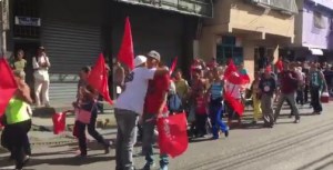 Marcha chavista pasa por punto soberano y se unen en un abrazo #16Jul (Video)