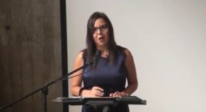 Las contundentes palabras de la periodista Andreina Flores ante el Parlatino (Video)