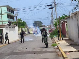 Fuertes disturbios por hambre en el barrio La Trinidad de Cumaná (Fotos)