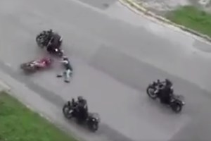 PoliCarabobo patea y estrella a un motorizado… luego le roba la moto (VIDEO)