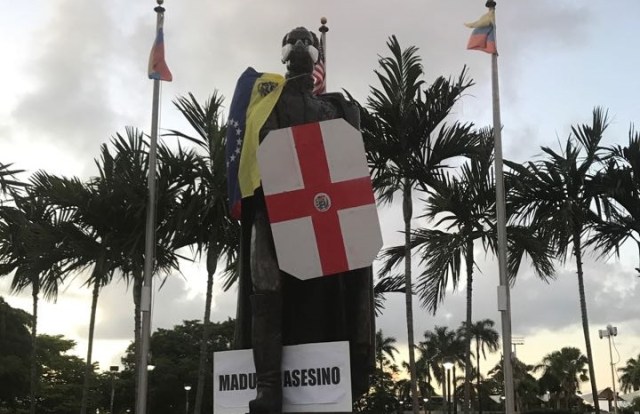Estatua de Simón Bolívar en Downtown Miami, Florida