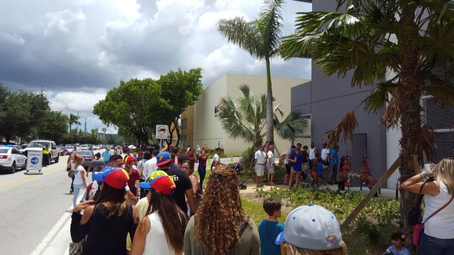 Venezolanos en el Miami Dade College participan en la consulta popular (Foto: @Darwins2010)
