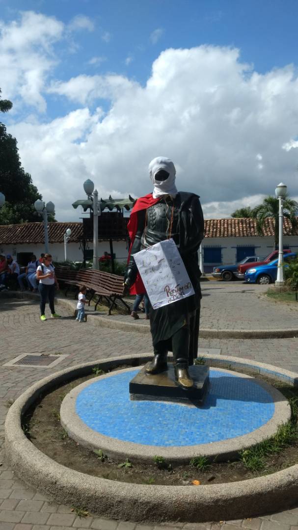 Con capucha y bandera de Venezuela amaneció estatua de Bolívar en Lara