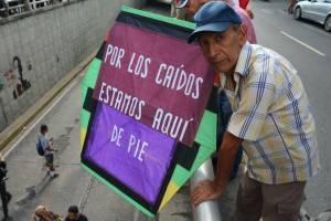 El señor del papagayo dijo presente este #24Jul en la vigilia por los “Libertadores caídos”
