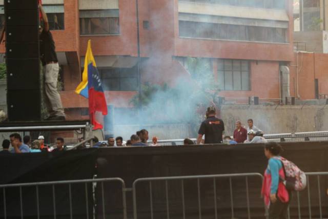 La GNB reprimió a los asistentes a la vigilia en honor a los caídos que se desarrollaba en Chacao. Foto: Will Jiménez / LaPatilla.com