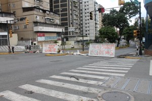 Persisten las barricadas en la Rómulo Gallegos (Fotos)