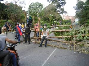 ¡No se la calan más! Vecinos de El Cigarral protestan con barricadas