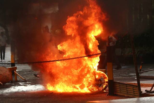 Paramilitares armados arremeten en Bello Campo: Queman y roban motos. Foto: Will Jiménez / LaPatilla.com