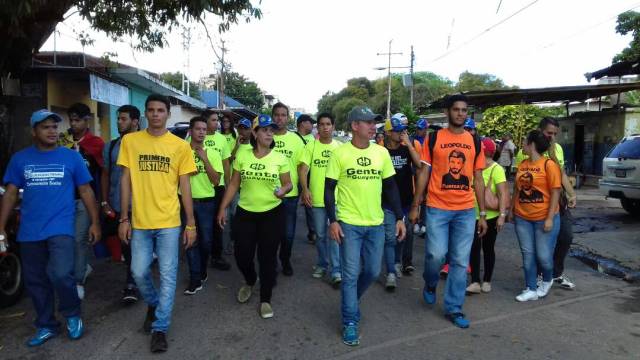 Integrantes del movimiento Gente de Guayana y jóvenes de diferentes partidos de la oposición venezolana recorrieron las comunidades de Castillito para llevar el mensaje de rechazo a la constituyente.