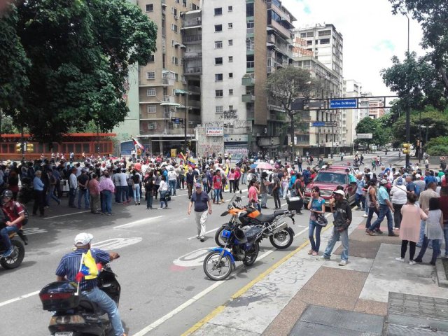 Manifestantes se concentran en Altamira (Foto: @RCTVenlinea)