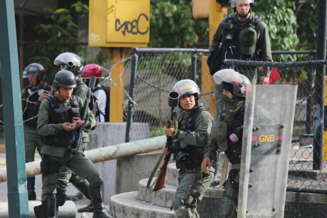 GNB reprime con lacrimógenas trancazo en Altamira y Chacao: La resistencia se mantiene. Foto: Régulo Gómez / LaPatilla.com