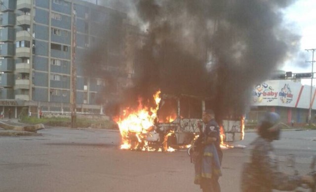 Unidad de transporte público incendiado en Valencia // Foto @galindojorgemij 