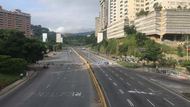 Foto: Segundo día de #ParoNacional: La autopista Prados del Este está completamente despejada / Cortesía 