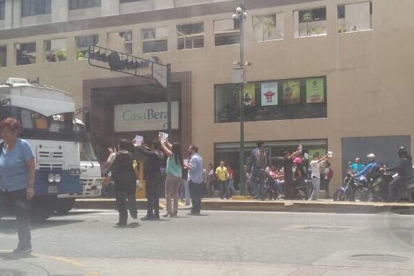 Foto: En la avenida Urdaneta realizaron el trancazo / Raylí Luján