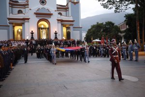 Izan la Bandera Nacional por los 206 años de la firma del Acta de Independencia