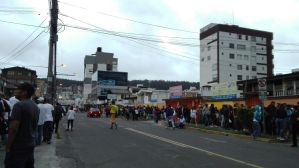 En Quito ya cerraron dos de los cuatro puntos de Consulta Popular: Venezolanos se mantienen en cola (Fotos)