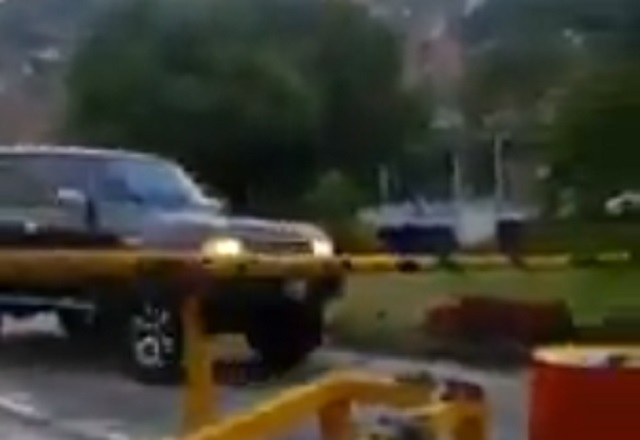 Hombre en su camionetota arremete contra barricada en Terrazas del Ávila #20Jul (Video)