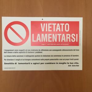 El aviso que colocó el Papa en su puerta: Prohibido quejarse (foto)