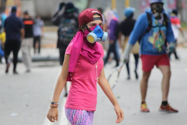 GNB reprime con lacrimógenas trancazo en Altamira y Chacao: La resistencia se mantiene. Foto: Régulo Gómez / LaPatilla.com